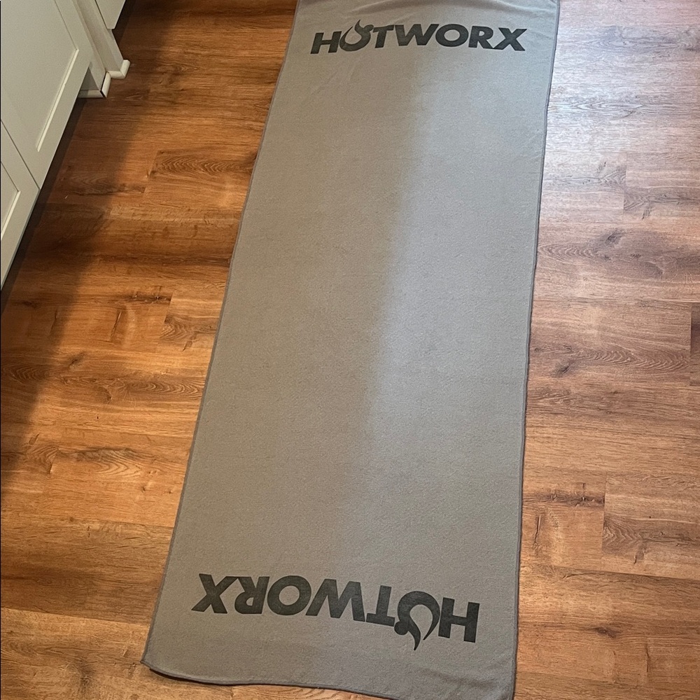 HOTWORX Non-Slip Gray Towel, 30" x 79", EUC
